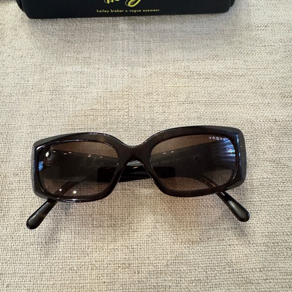 Hailey Bieber x Vogue eyewear sunglassess - Picture 7 of 8